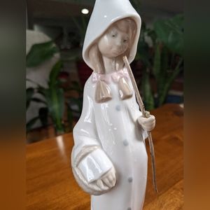 Shepardess with flower basket